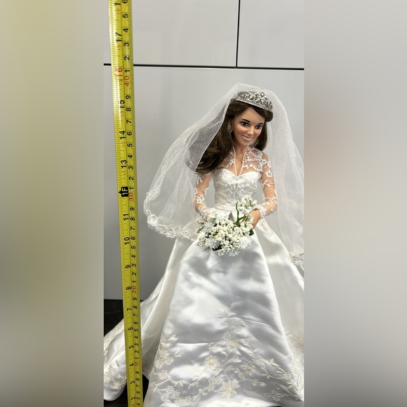 Numbered Kate Middleton wedding doll from Ashton-Drake Gallery - Picture 2 of 9